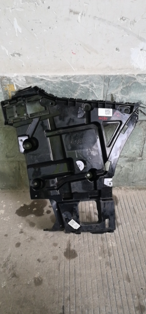 宝马X2后保险杠右支架