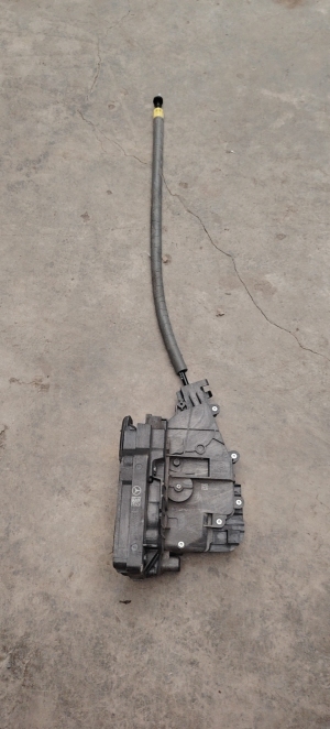 奔驰E级左后门锁