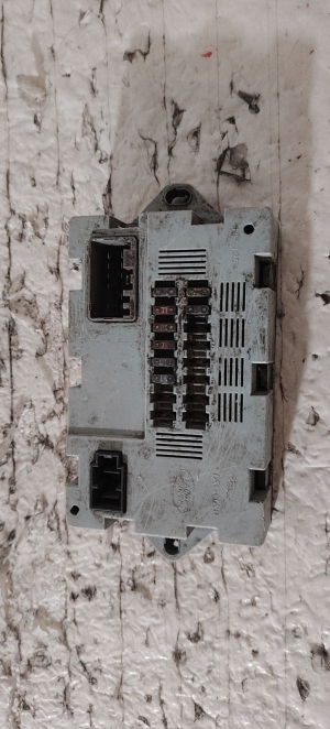 捷豹XE(进口)保险盒