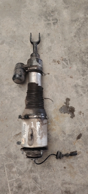 保时捷帕拉梅拉前减震器L